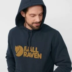 FJÄLLRÄVEN LOGO HOODIE M Herren - Kapuzenpullover 16 FJÄLLRÄVEN LOGO HOODIE M Herren - Kapuzenpullover -Globetrotter Verkäufe 5638003707 e fjaellraeven logo hoodie m fjaellraeven 24