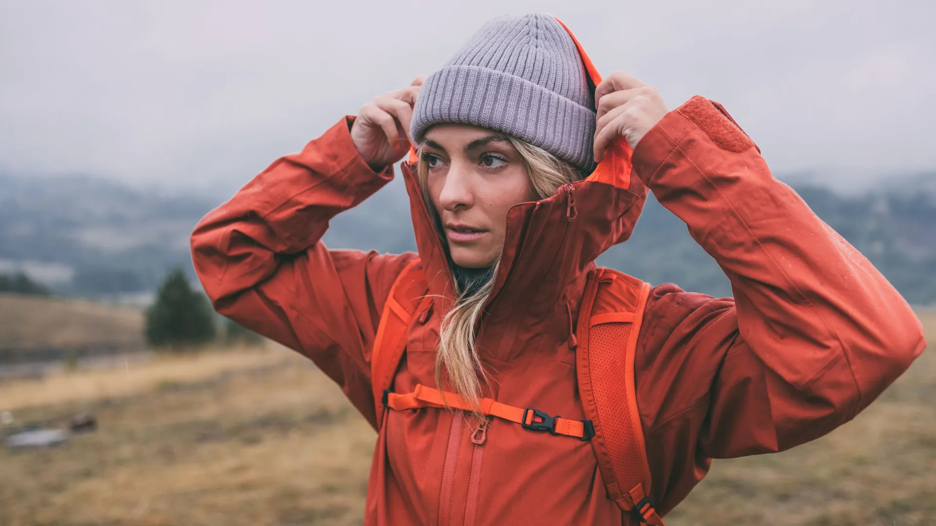 Globetrotter Verkäufe -Globetrotter Verkäufe eine damen outdoorjacke bietet optimalen schutz gegen regen und starken wind sodass sie fuer jedes wetter bestens gewappnet sind symbolbild
